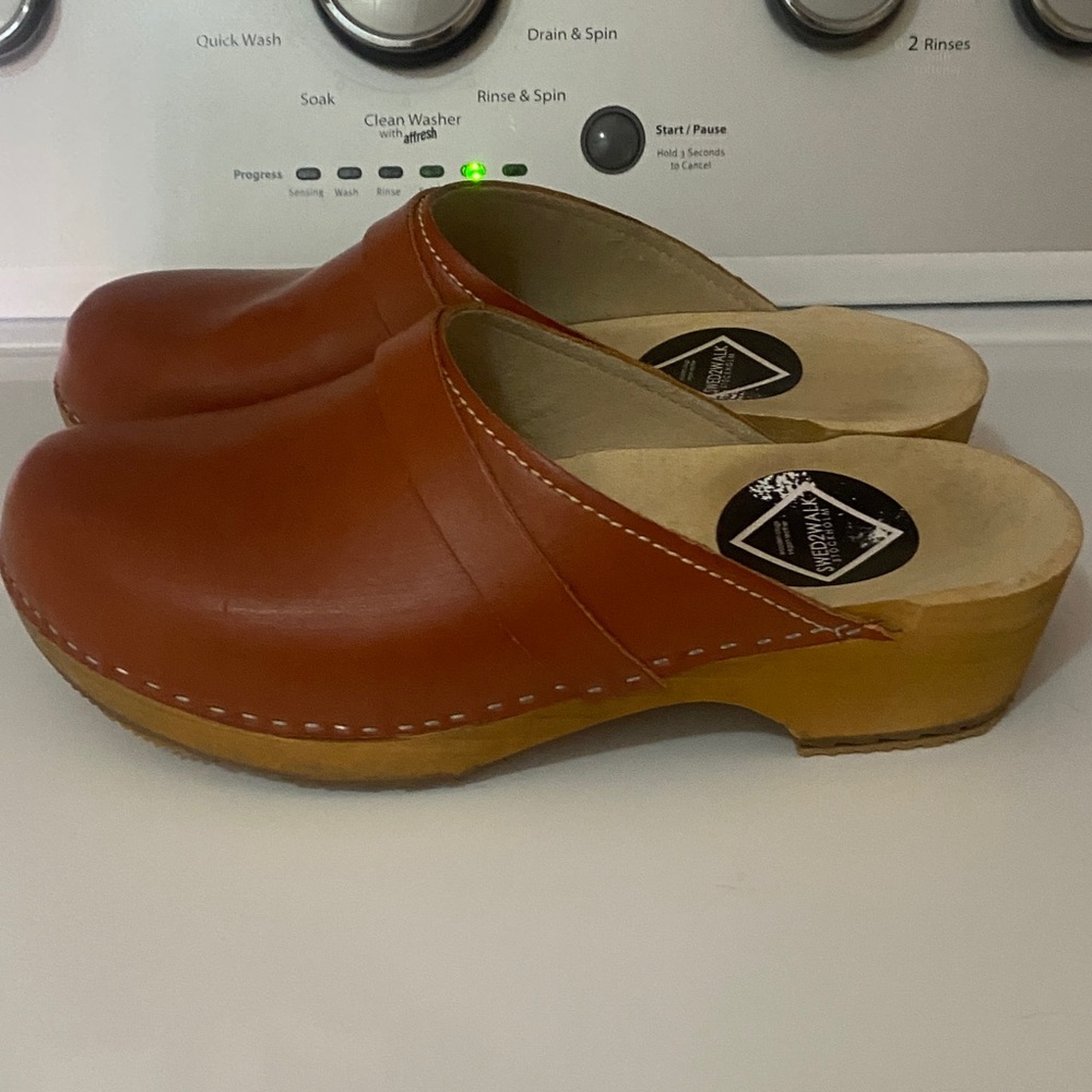 Women’s Clogs - Picture 4 of 6